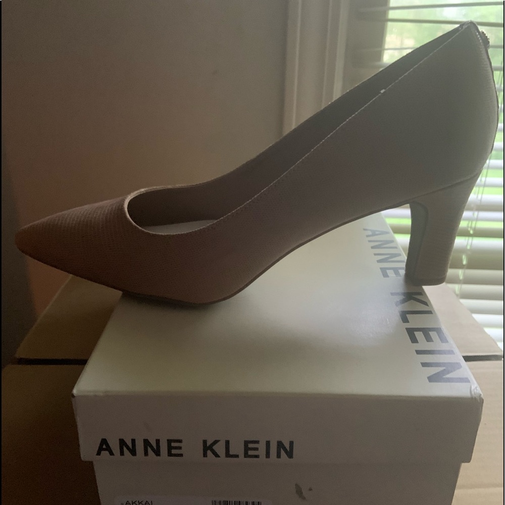 BRAND NEW ANNE KLEIN BEIGE/TAN HEELS - Picture 5 of 8